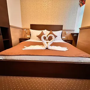 21 And 3* Budapest